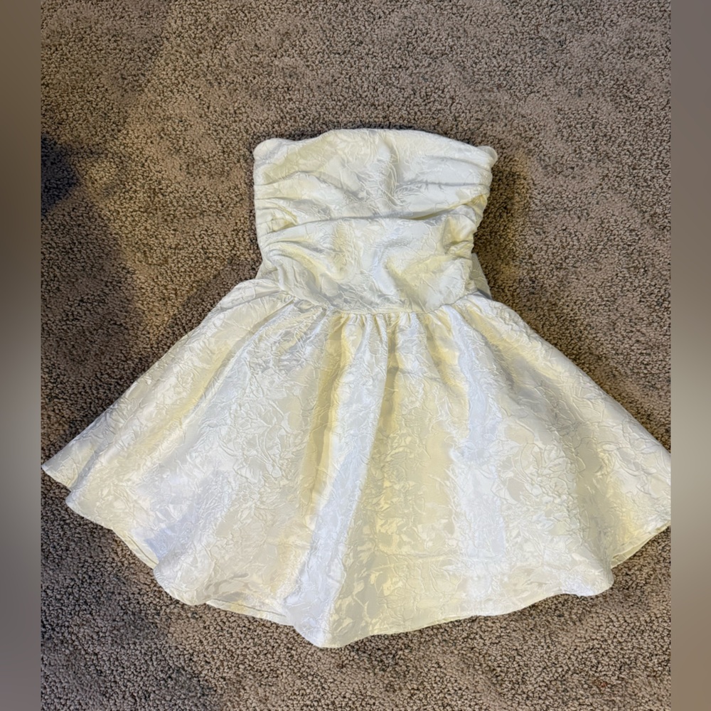 Elegant White Strapless Dress